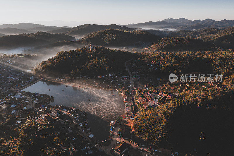 泰国北部湄宏山的Ban Rak Thai湖